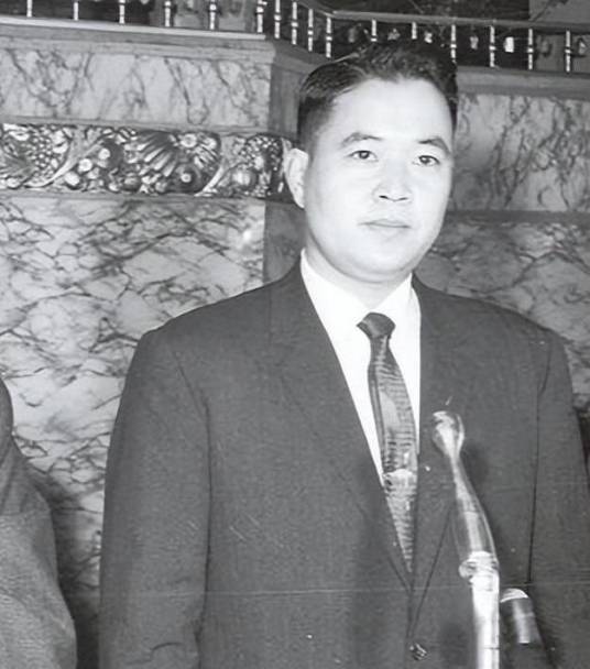 1965年,飞行员李显斌叛逃台湾后获2000两黄金,26年后返回大陆结局如何?