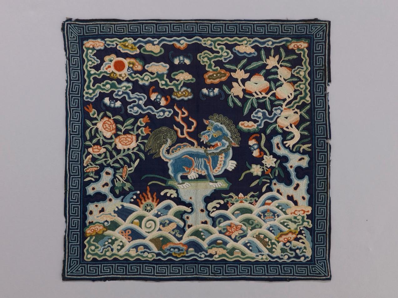 图片说明：石青色缎打籽绣狮纹武官二品方补，清，19世纪，香港故宫文化博物馆贺祈思收藏 2025.CH-HKPM.133  &copy; 香港故宫文化博物馆