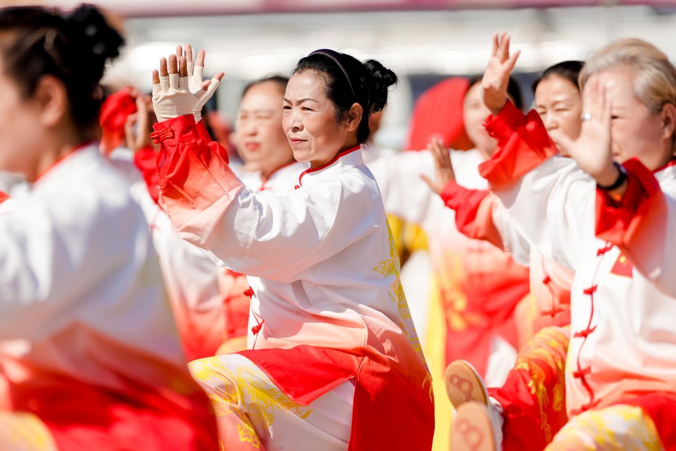 “太极健康・如意人生”主题展演亮相北京园博园——三千拳友齐献艺太极如意耀园博(图4)