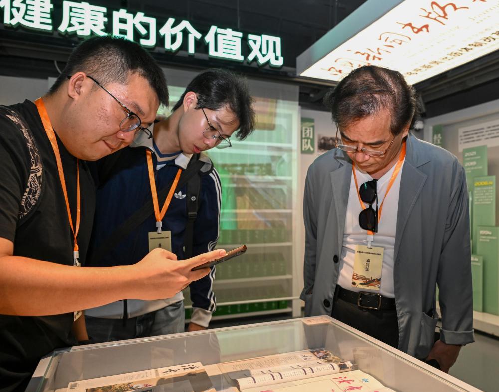 9月12日，两岸媒体人在位于兰州的读者博物馆拍摄首期在台湾发行的《读者》杂志。