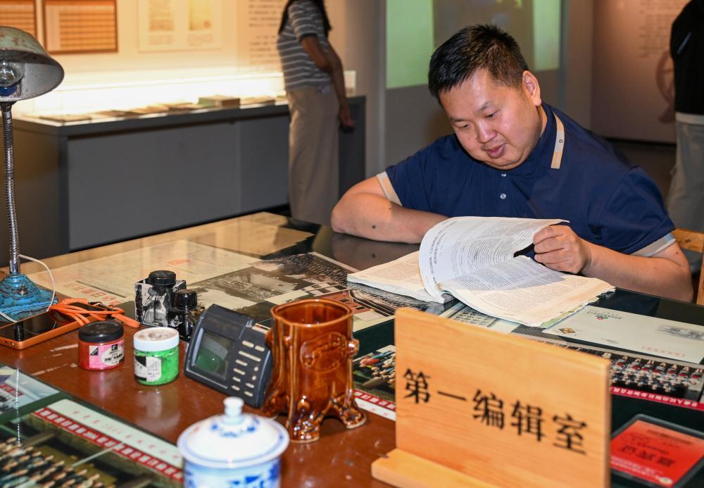 9月12日，两岸媒体人在位于兰州的读者博物馆的早期《读者》杂志编辑部复原场景中体验。