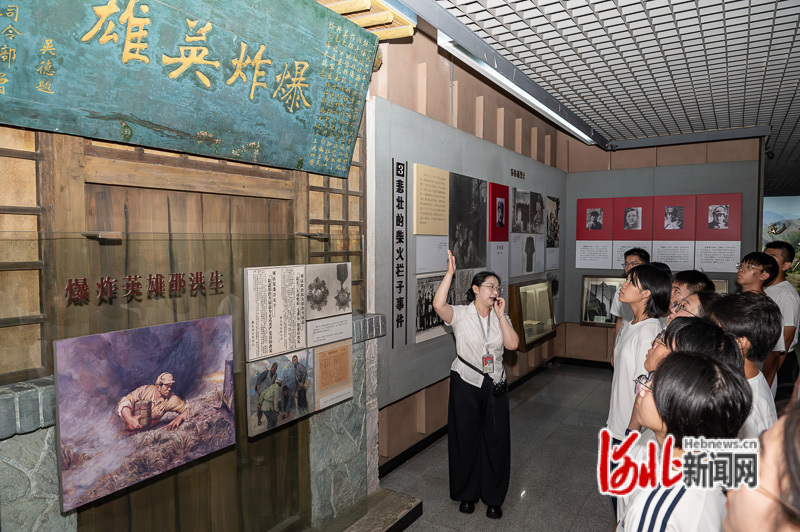 9月17日,冀东烈士陵园的讲解员为唐山学院、唐山市开滦第二中学、唐山市路南区实验小学的学生讲解冀东抗战史。葛昌秋摄