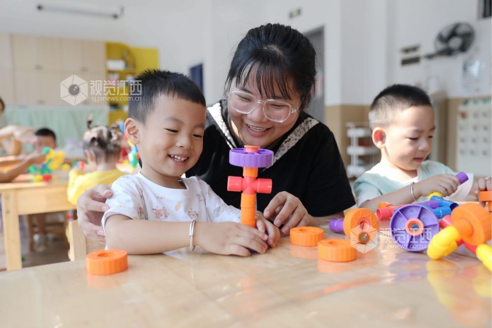 2026年9月16日，江西省吉安市峡江县城西幼儿园托育班的小朋友和老师一起搭积木。