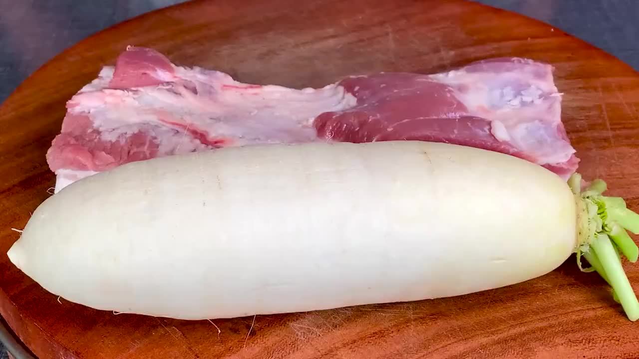 秋天要多吃白萝卜，加2斤五花肉，教你神仙做法，解馋又下饭