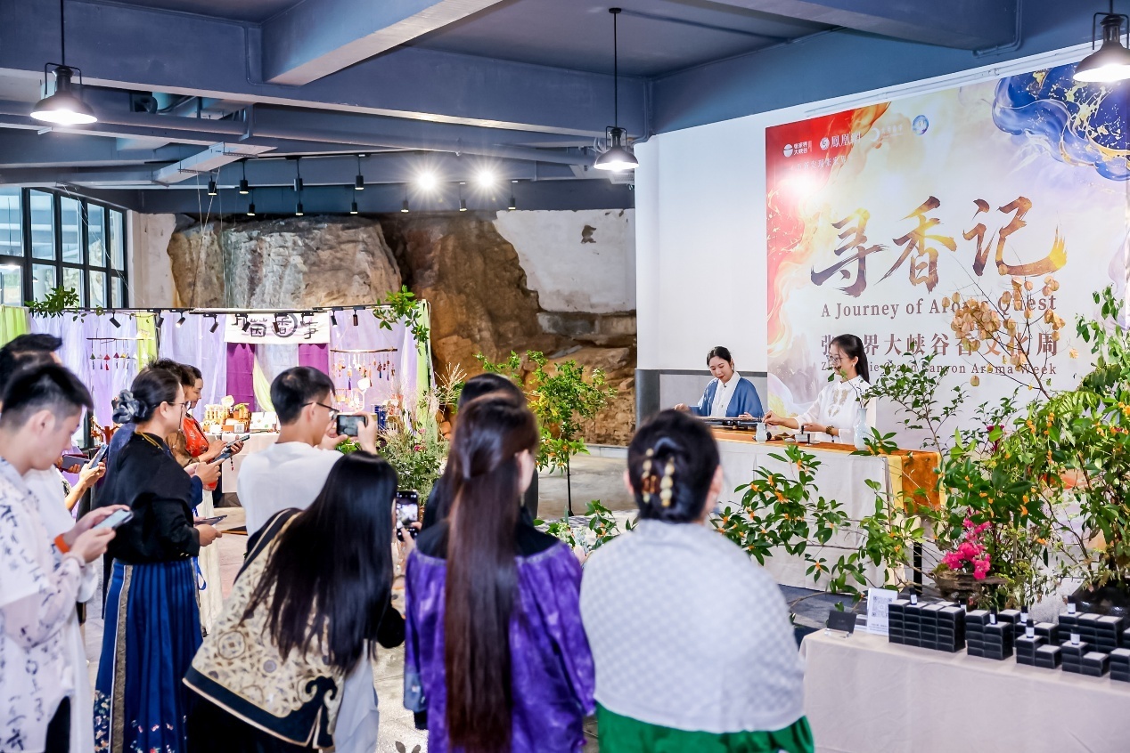 图集丨中国香创产品琳琅满目，中外游客争相体验