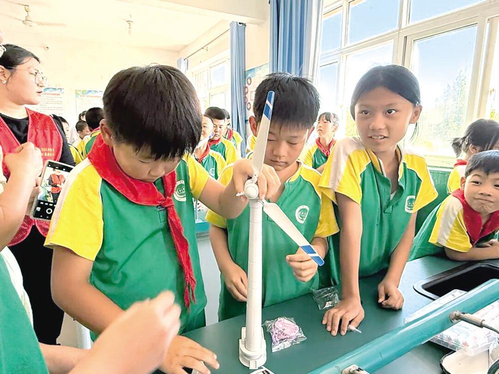 绿色能源科普志愿服务活动在卢龙县双峰寺小学开展。秦皇岛市科协供图