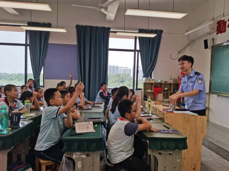 南昌青山湖区开展网络安全进校园活动
