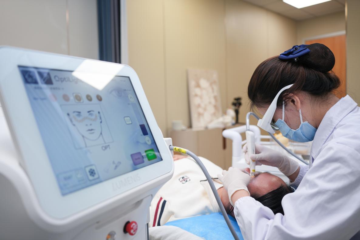 患者接受OptiLight强脉冲光治疗
