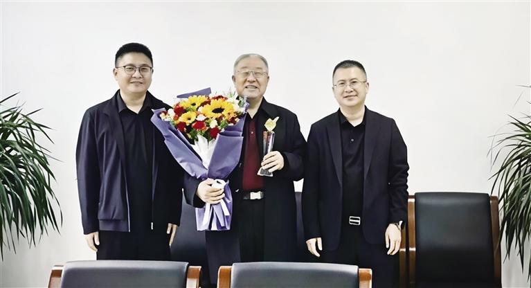 永登县林草局为白成举行表彰仪式