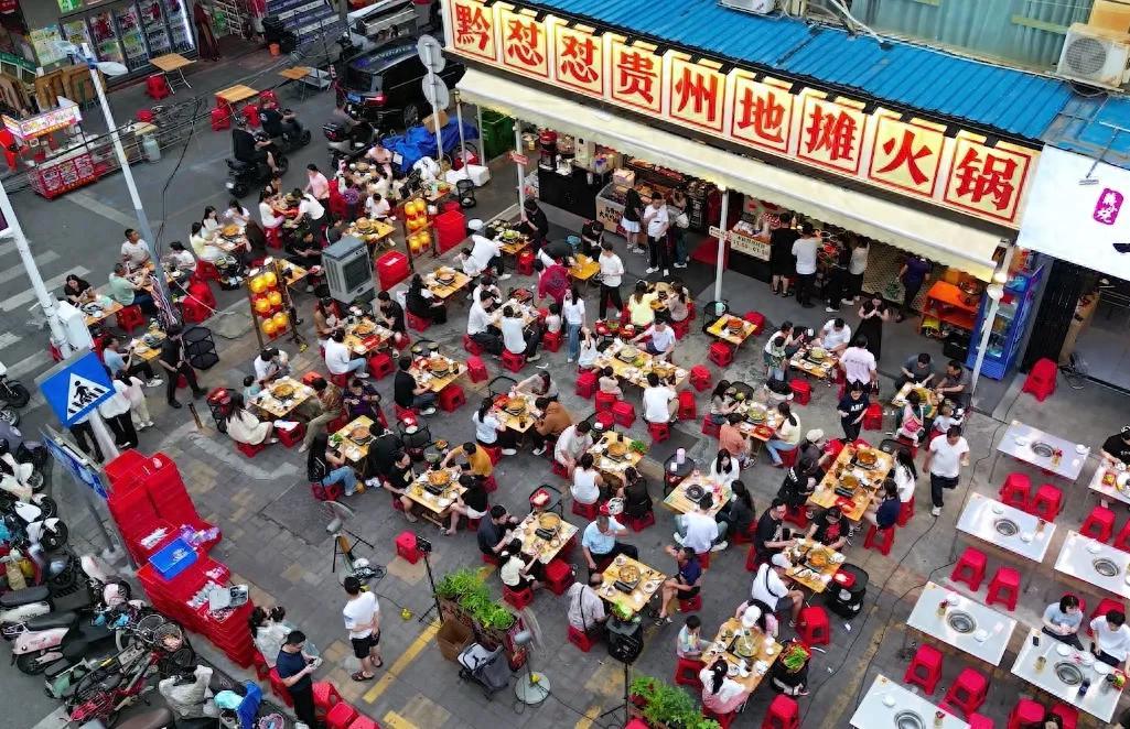 锅烹黔岭韵,食聚市井欢——广东《今日岭南》走进深圳黔怼怼贵州地摊火锅