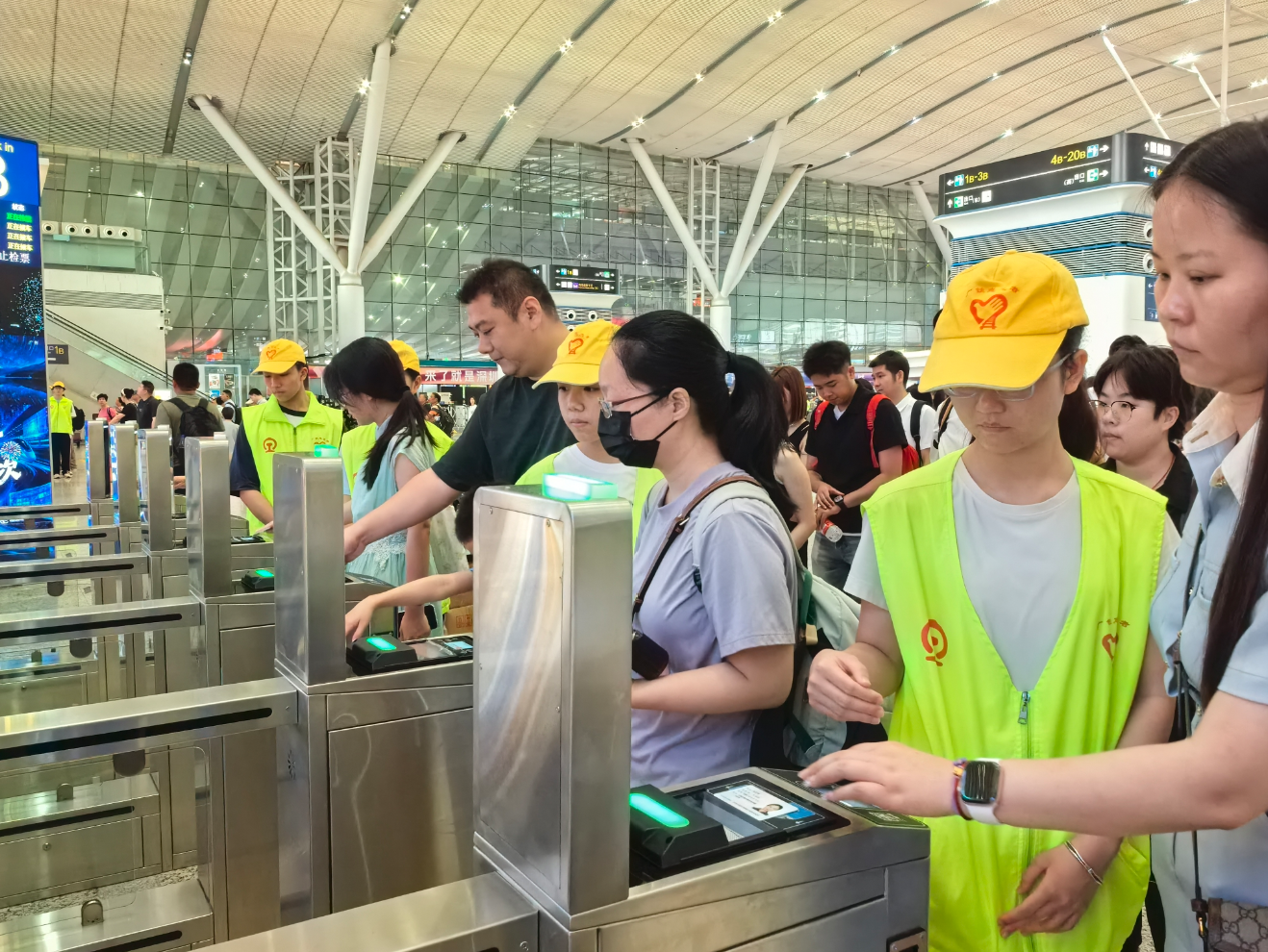 中秋国庆“双节”将至,深圳铁路预计发送旅客逾570万人次