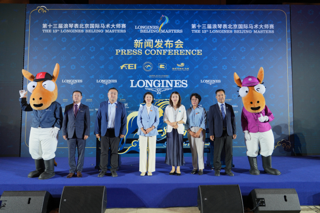 图1:第十三届浪琴表北京国际马术大师赛新闻发布会正式启幕(从左至右:北京市马术运动协会秘书长刘楠先生、北京市体育竞赛管理和国际交流中心副主任、中国马术协会秘书长韩继玲女士、浪琴表中国区市场总监马斯佳女士、多美马术李晶女士、河北省马术运动协会副会长耿永先生)