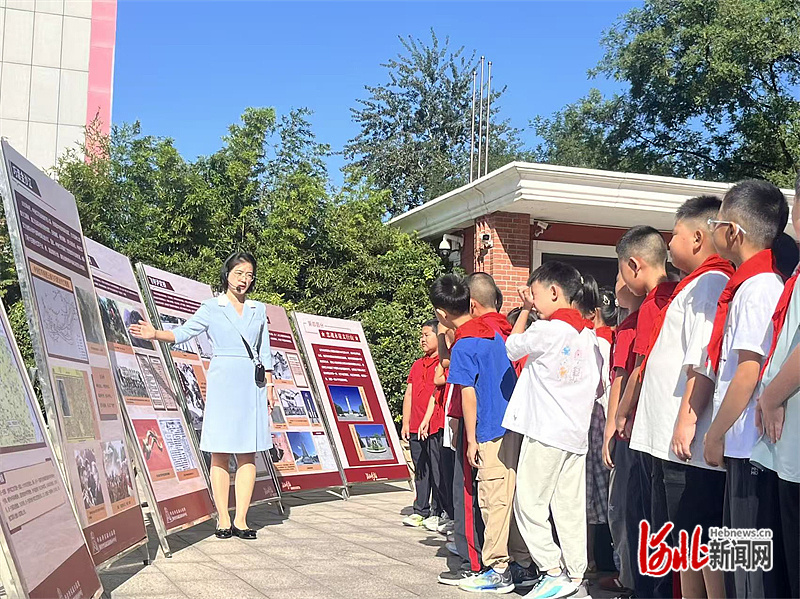 9月1日,在石家庄市翟营大街小学,华北军区烈士陵园讲解员带着《浴血荣光——红军长征重要战役专题展》来到孩子们中间,带领孩子们回望长征的峥嵘岁月,感悟革命先辈的崇高品格。受访者供图