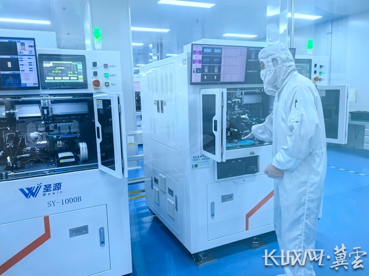 河北圣昊光电科技有限公司工作人员在自主研发的光通信芯片测试机前工作。长城网&middot;冀云客户端记者 吴新光 摄