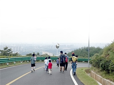 市民在蟠龙峰徒步