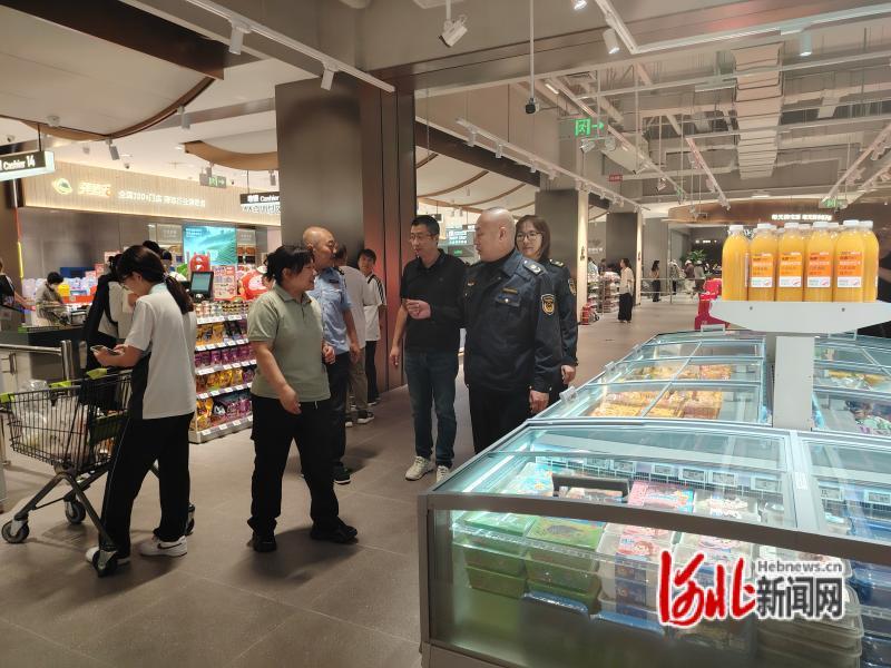 图为检查组在超市内检查。