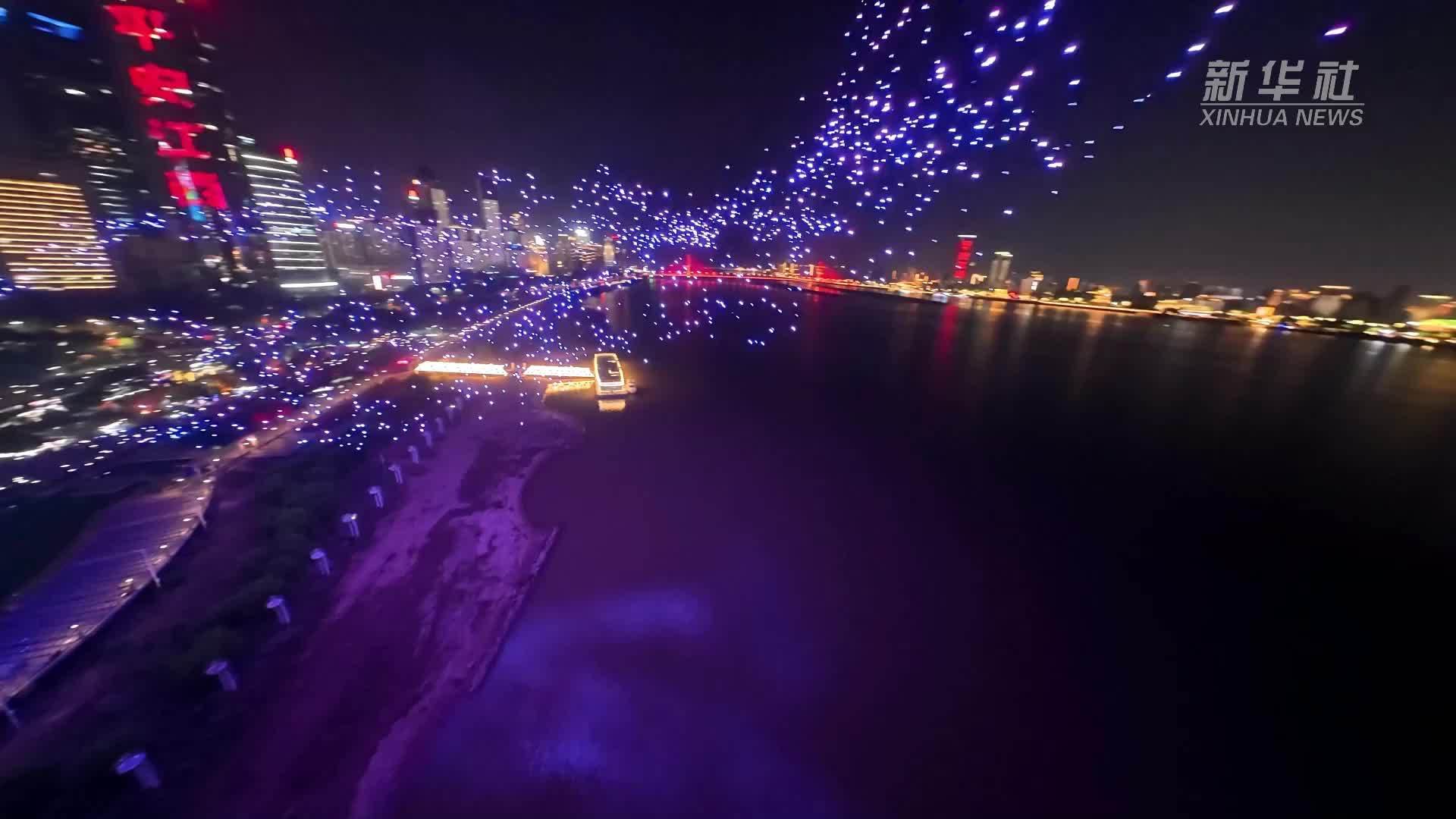穿越机视角看5000架无人机点亮南昌夜空