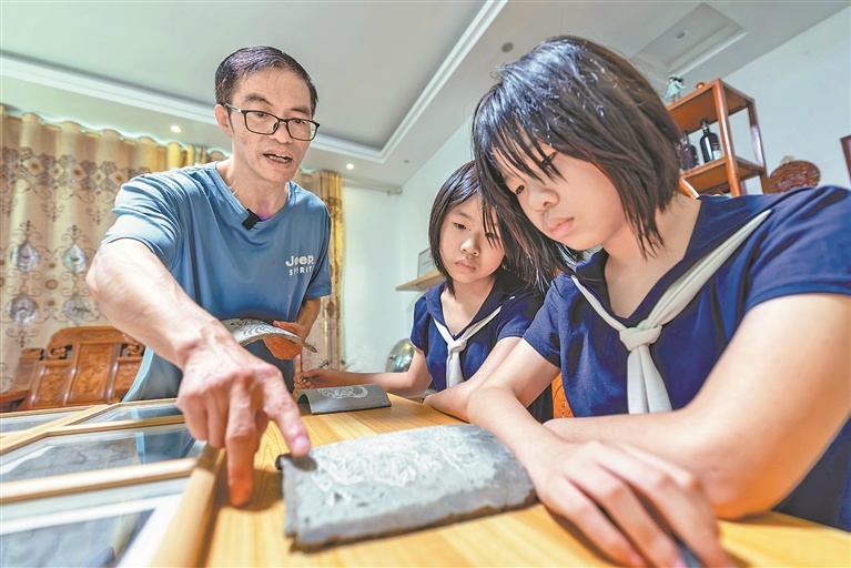 黄时龙面向青少年开展瓦雕体验教学。