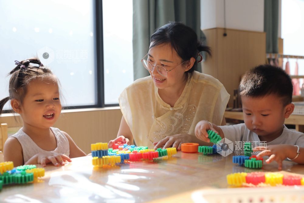 2026年9月16日，江西省吉安市峡江县城西幼儿园托育班的小朋友和老师一起搭积木。