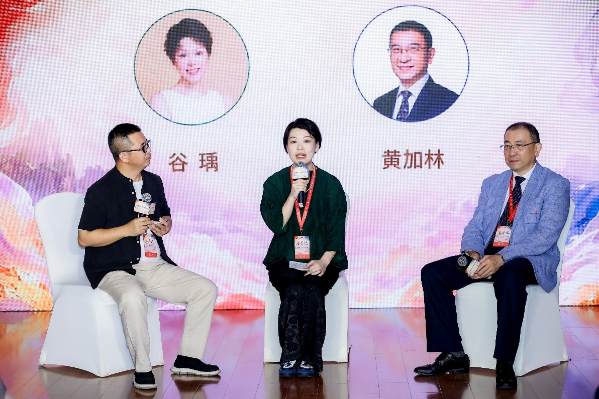 上诗栖空间联合创始人、中国传统文化促进会香文化专业委员会委员谷瑀(中)和中国文化书院跨文化研究员黄加林(右)在沙龙上做分享。