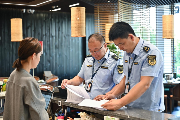 北戴河新区市场监管执法人员对食品原材料采购台账填写内容进行规范。