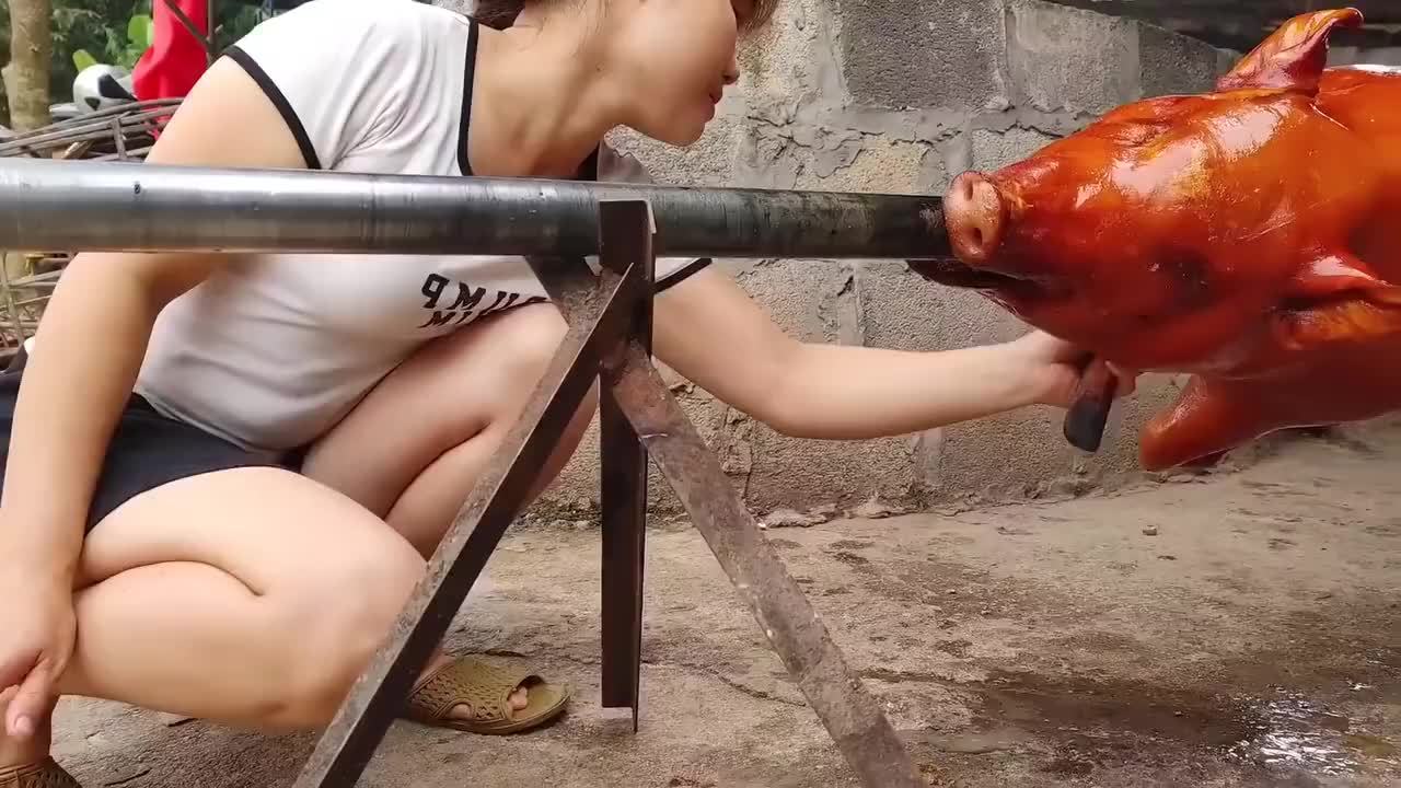 毕业女大学生回家卖烤猪肉，吸引了大量的顾客