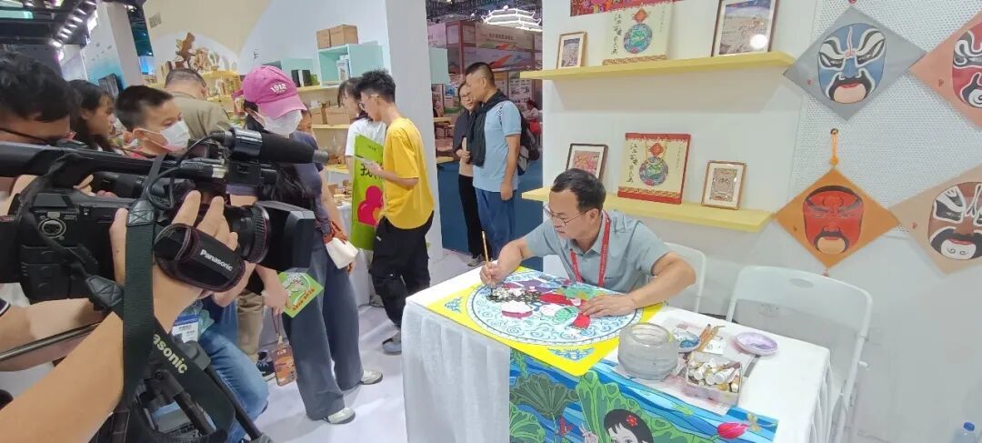 万安农民画精彩亮相深圳文博会。