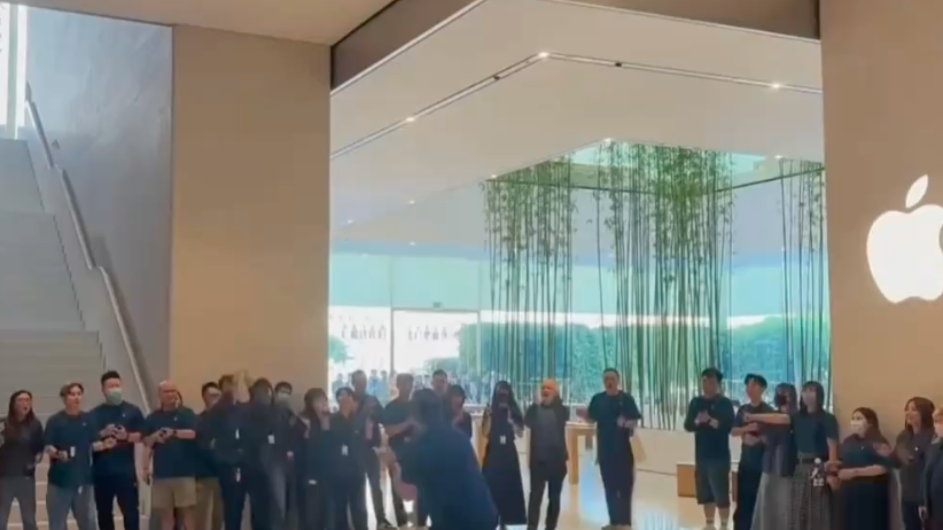 开卖首日！iPhone 18 Pro遭拒收，黄牛称“已破发，随便买”，“根本没人要”