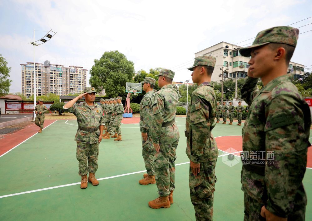 2026年9月15日，江西省吉安市峡江县人民武装部，预定新兵在教官的指导下进行役前教育。