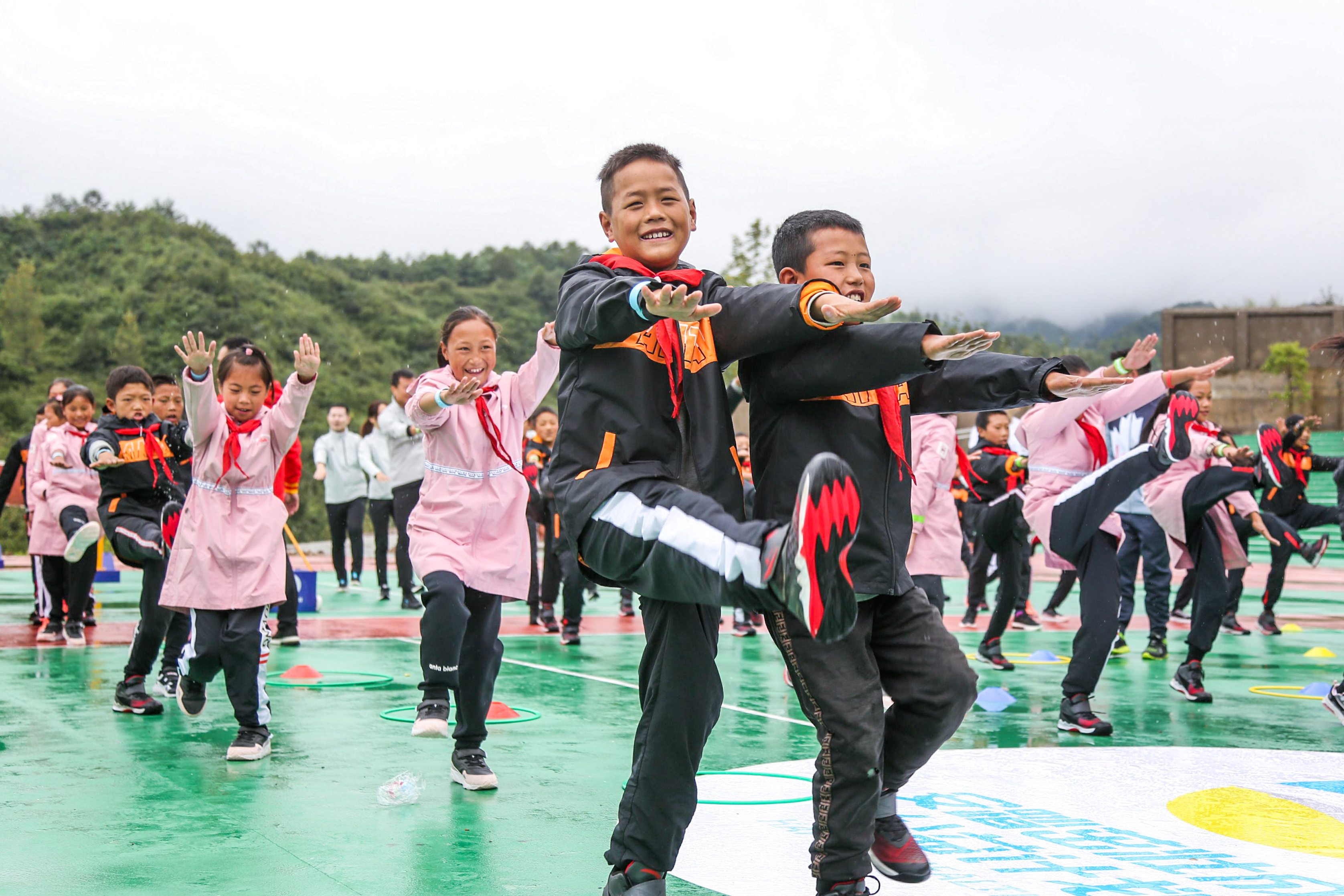 2020年,安踏体育课走进四川凉山布拖县。