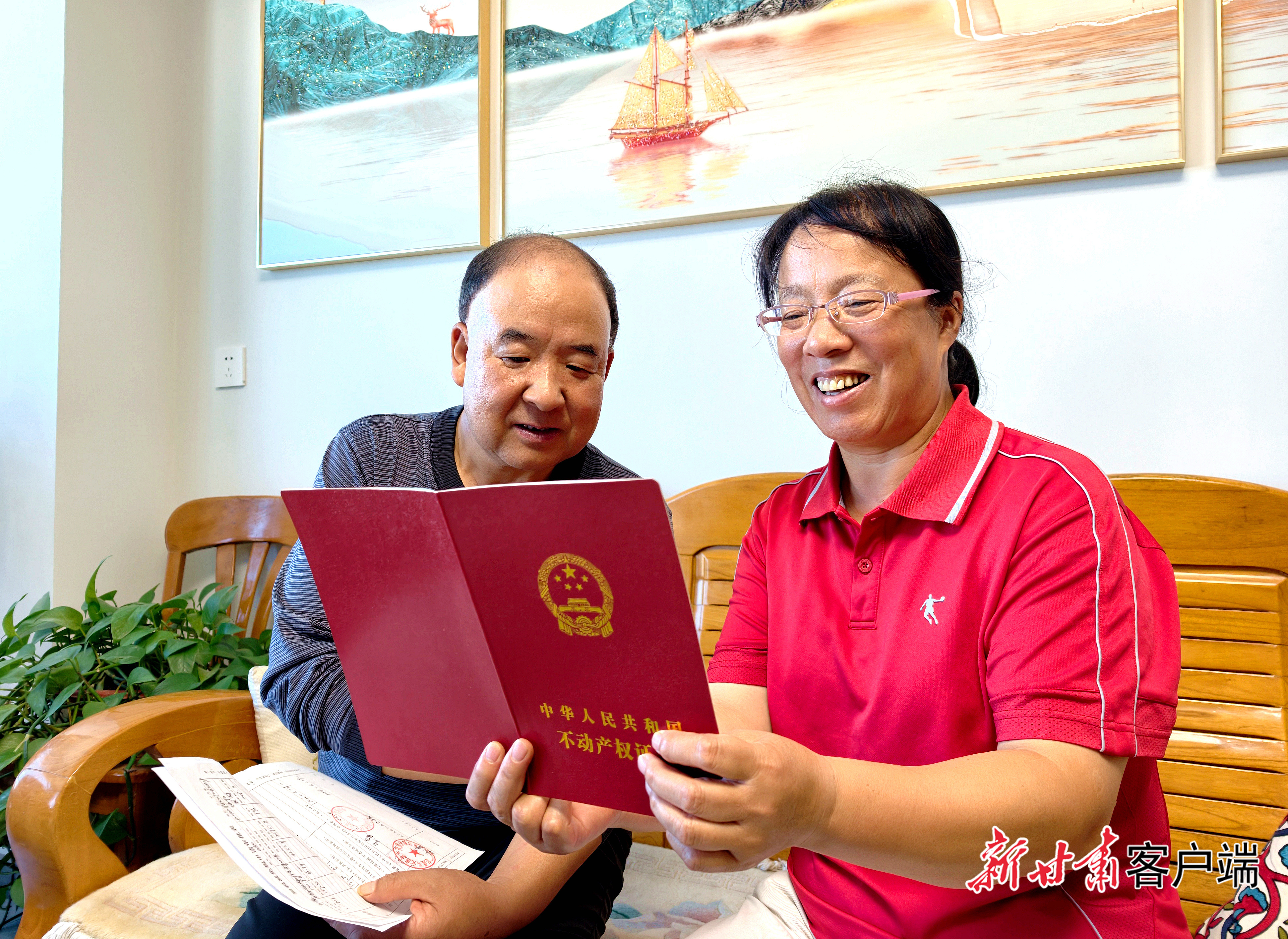 拿到房屋不动产证,安定区群众高兴得合不拢嘴。本文图片均由新甘肃·甘肃日报记者金奉乾摄