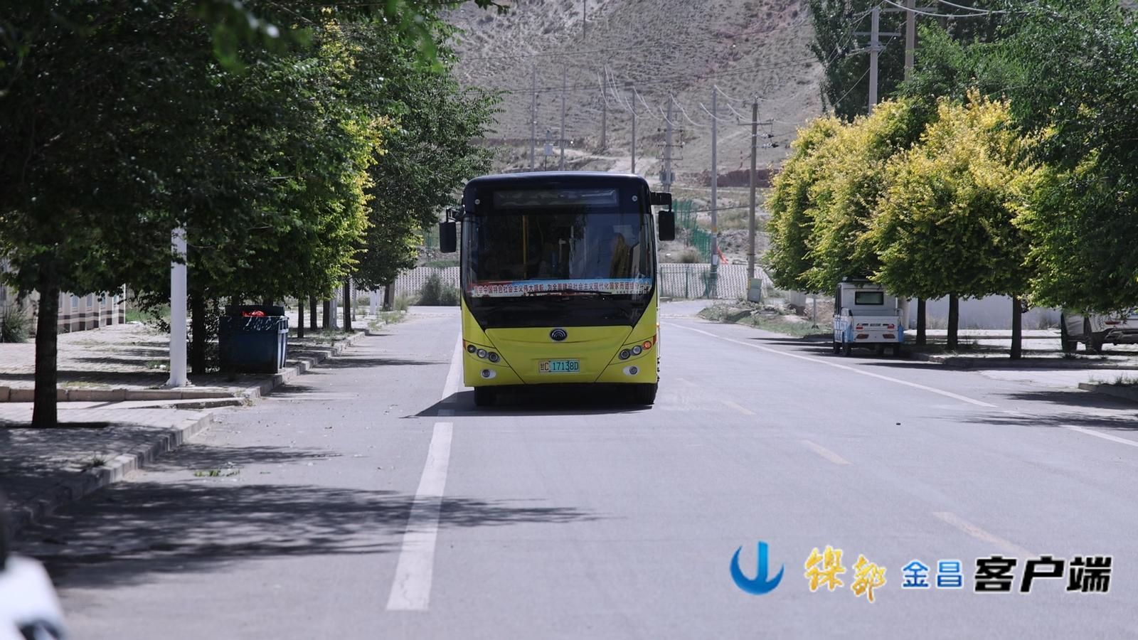 △行驶在乡村道路上的城乡公交,兼顾载客与快件捎运,承担乡镇快件中转任务。