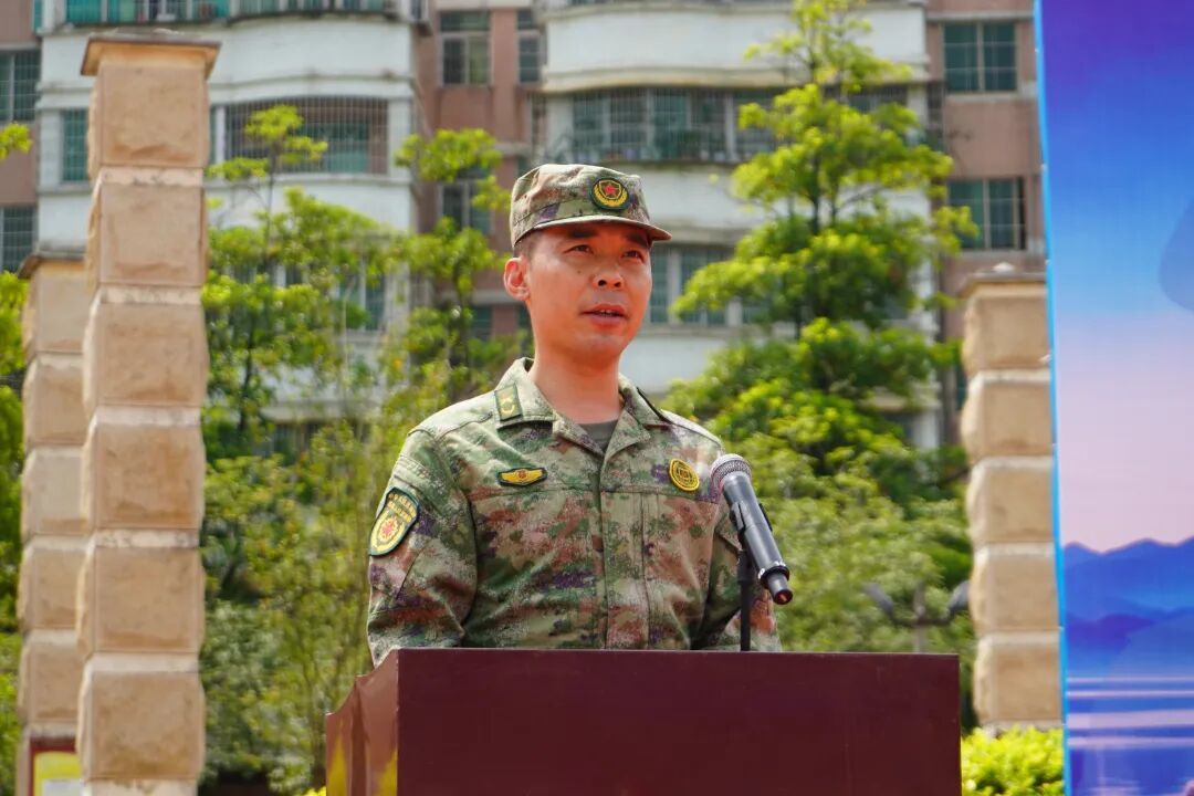 图:乐平镇党委委员、武装部部长何润荣宣读乐平镇2026年下半年新兵入伍名单