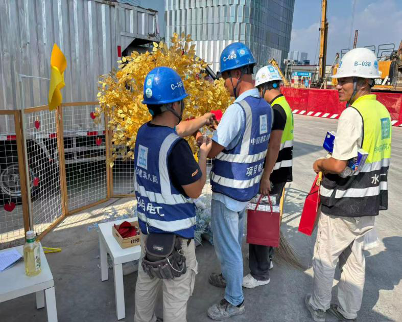 蚝心筑安·情暖工友|西乡街道蚝业社区关爱公益系列活动进工地暖心服务浸润一线建设者