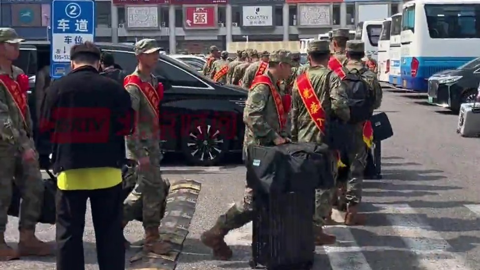 北京西站新兵集结转运！胸戴红花，身披绶带，奔赴各地军营，开启军旅生涯