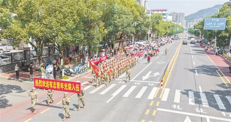 赴军营（图）