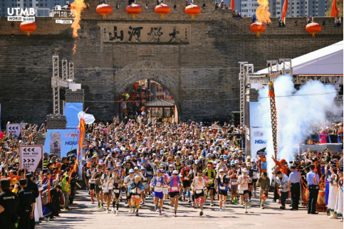 长城脚下开跑!京东运动携手大境门UTMB®发布越野跑行业白皮书