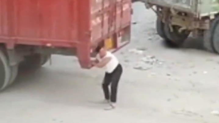 货车卸货没拉手刹溜车，女司机徒手拽车尾40米拉停