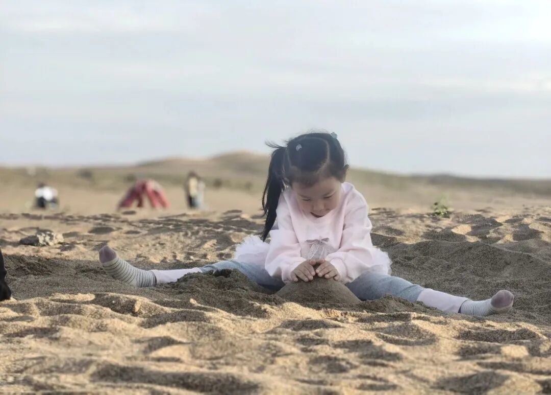 玩沙嬉闹