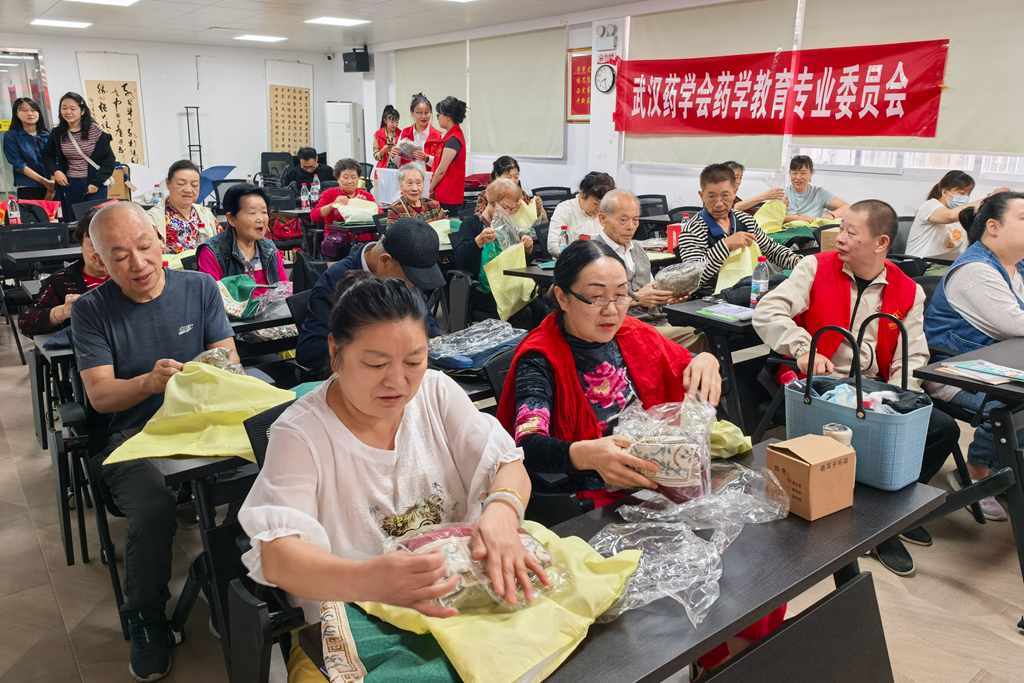 科普安全用药 守护居民安康 2026湖北省药品安全宣传走进武汉彭刘杨路社区