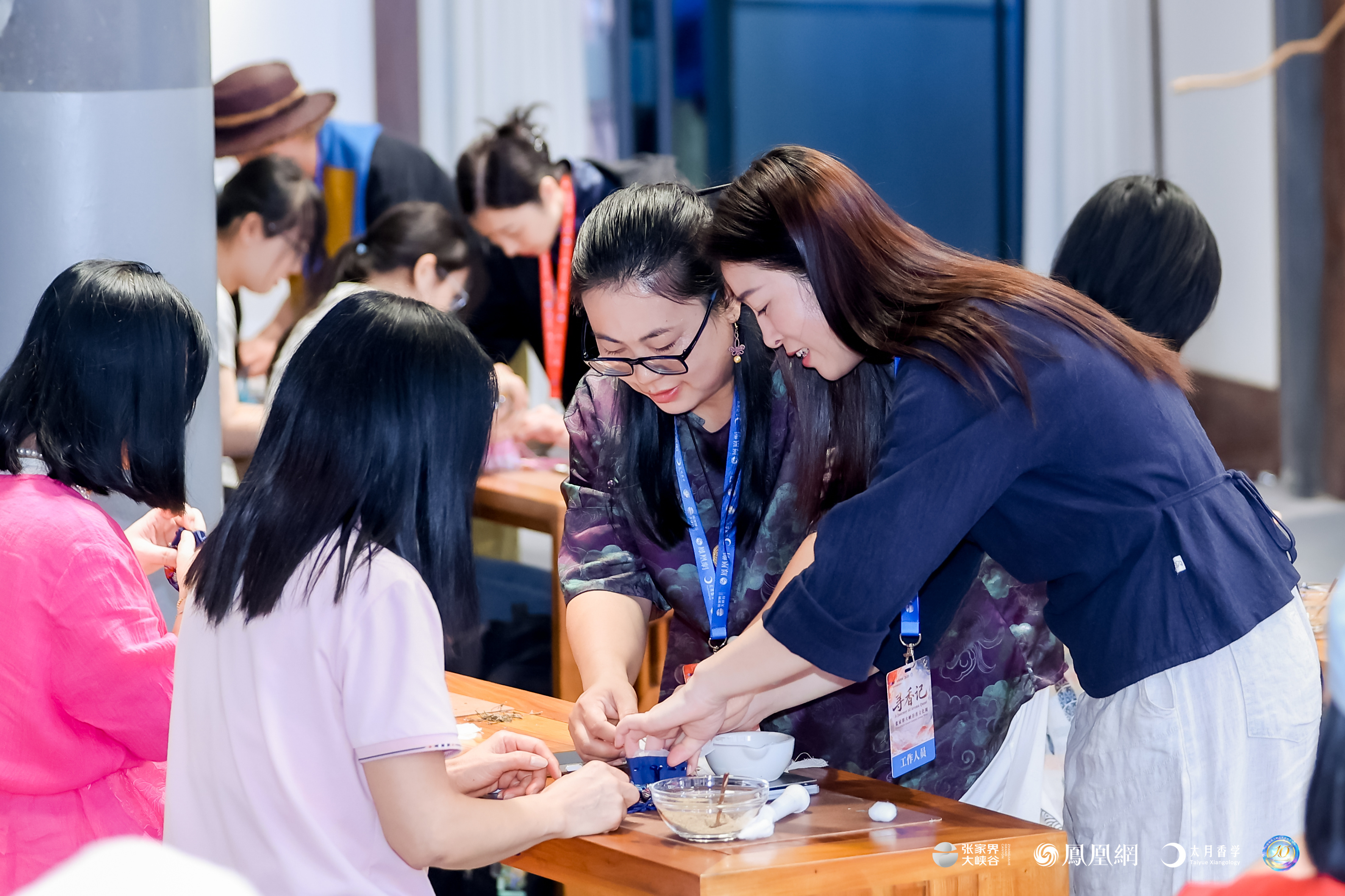 图集丨张家界大峡谷玩转“中国香”，中外游客玩嗨了