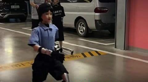机器人小孩遛弯,画面太诡异,网友直呼像恐怖片#宇树科技##人形机器人