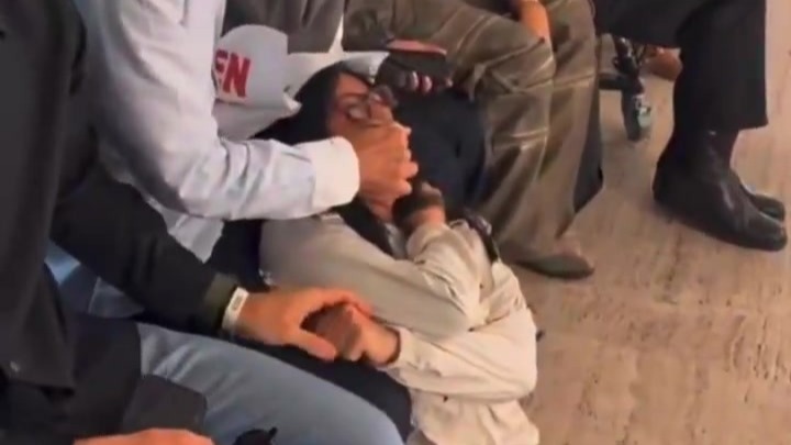 纽约时装周上，动保抗议者欲冲上T台，被时装设计师协会CEO抓住捂嘴
