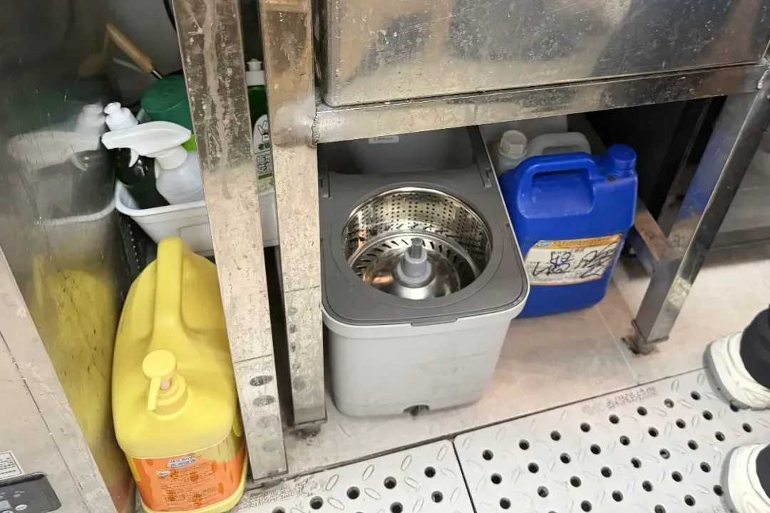 好好糖水店清洁工具放置食品加工区。