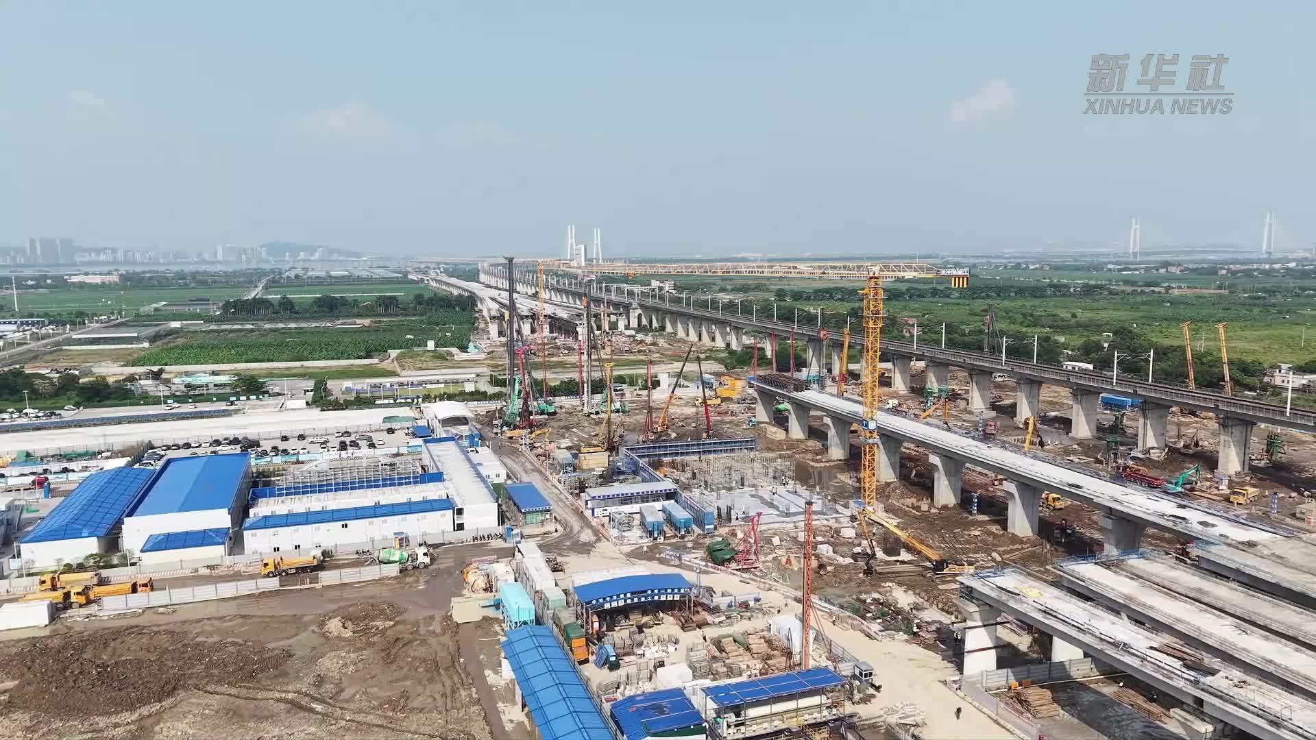 大湾区核心枢纽深江铁路广州南沙站首块底板浇筑完成
