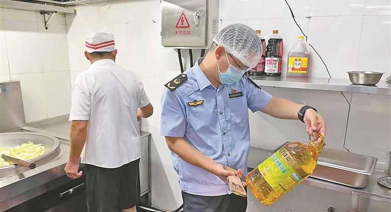 执法人员正在检查餐饮店后厨。