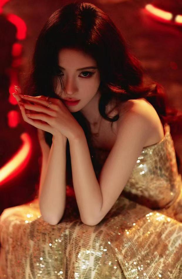 鞠婧祎穿亮片刺绣裙眼神魅惑