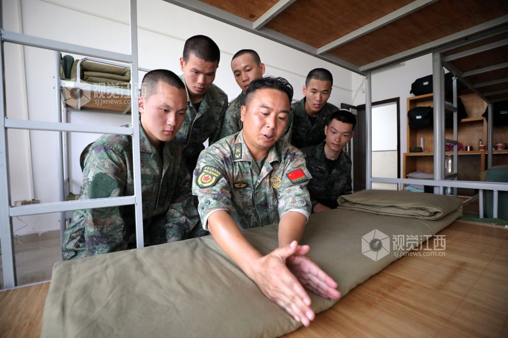 2026年9月15日，江西省吉安市峡江县人民武装部，预定新兵在教官的指导下进行役前教育。