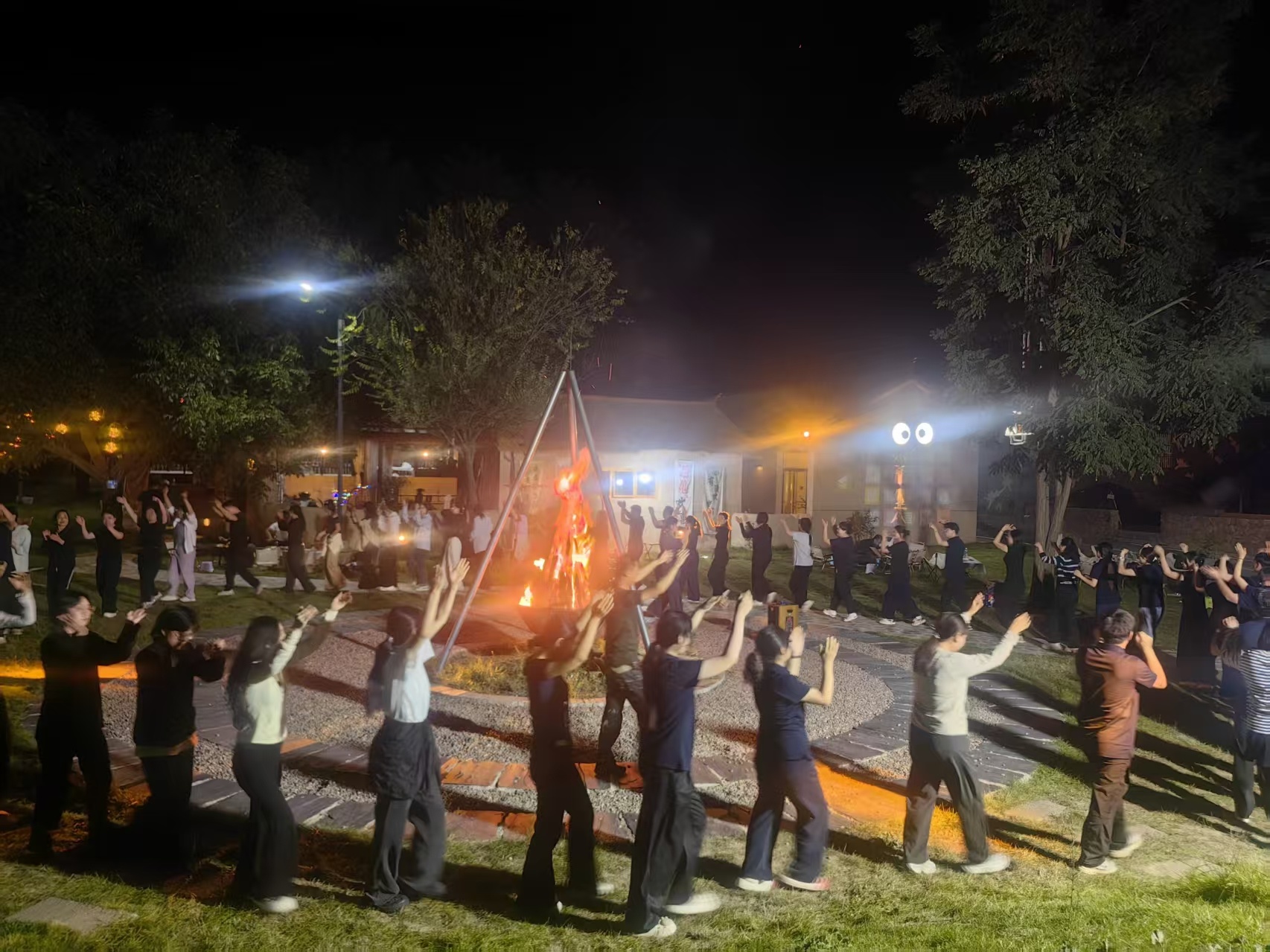 图为红色研学基地举办篝火晚会.jpg