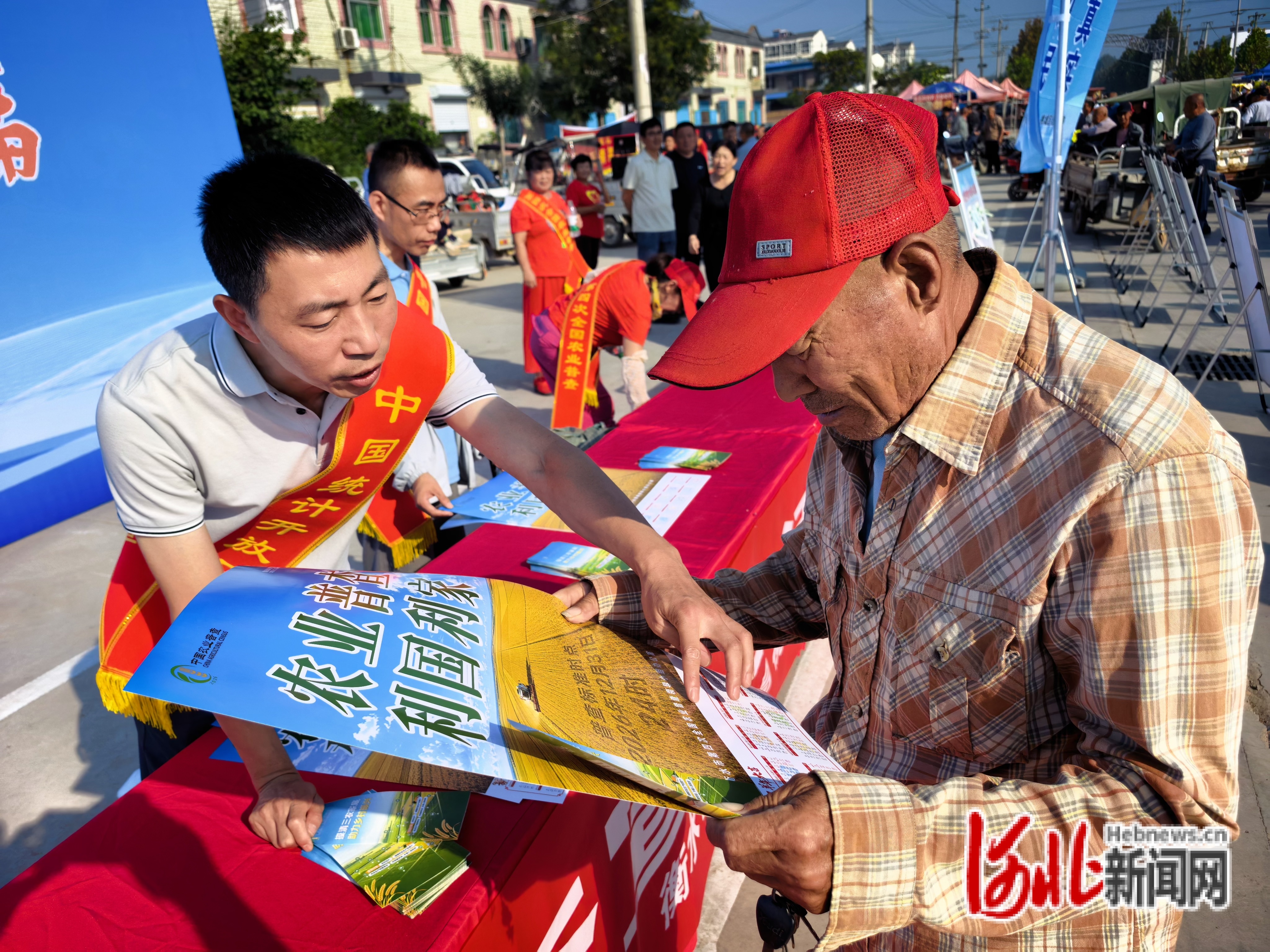 图为桃城区赵圈镇农贸大集主题宣传活动现场,工作人员向群众发放宣传材料。翟一杉 摄